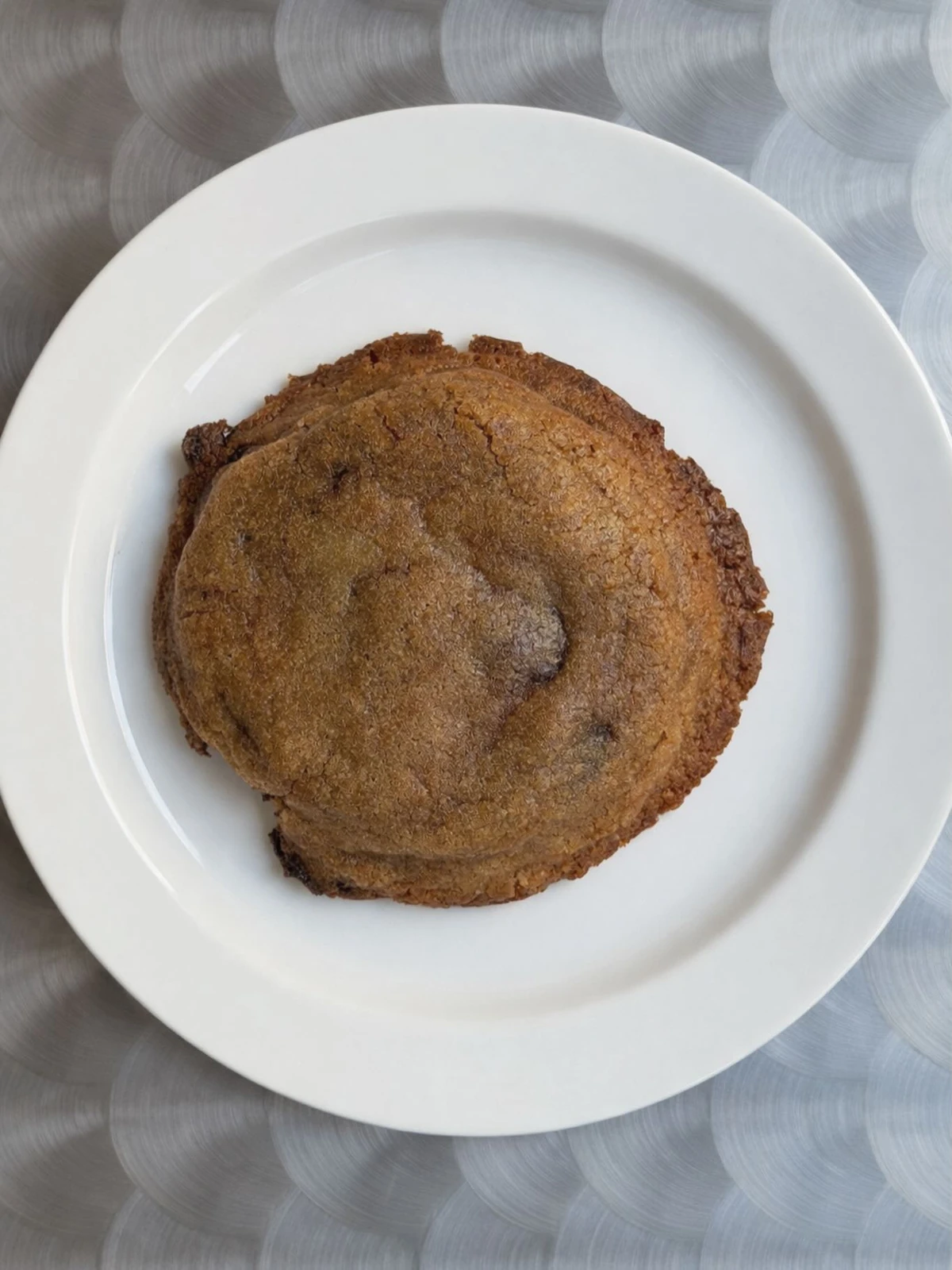 Cookies maison empilés sur assiette blanche, vue de dessus