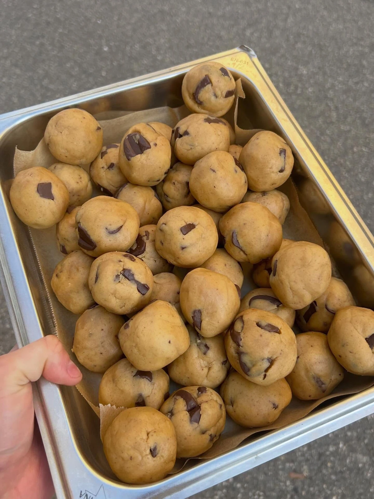 Boules de pâte à cookie prêtes à cuire