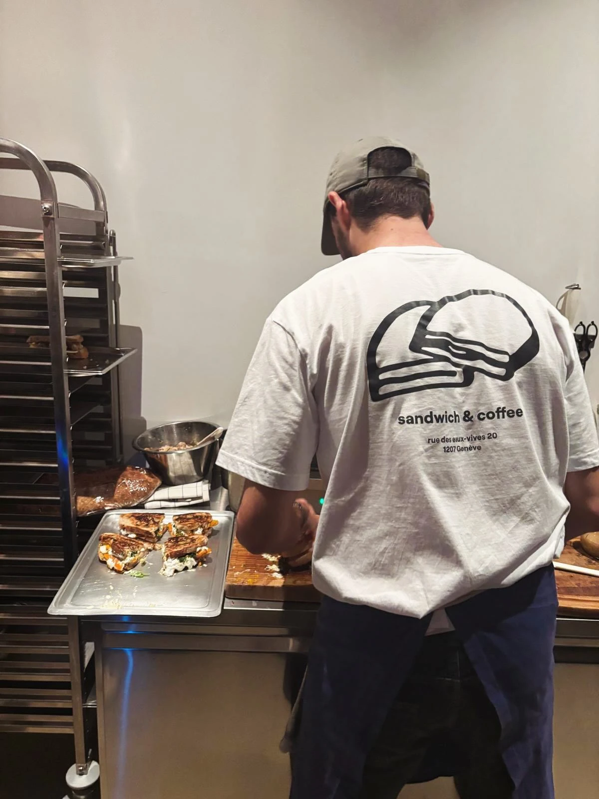 T-shirt d équipe : sandwich & coffee, rue des Eaux-Vives 20